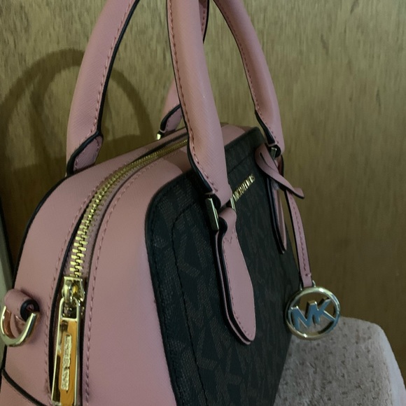 Michael Kors logo purse - Picture 3 of 13